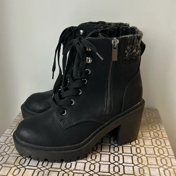Torrid Sweater Detail Heeled Hiker Booties Women's size 6WW - Picture 1 of 9